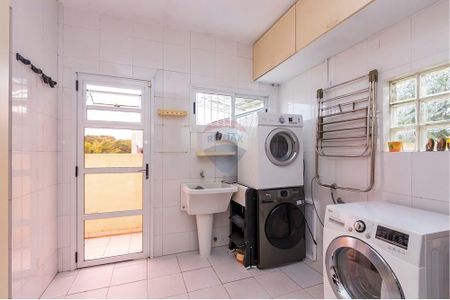 43_photo/94dce6b1e1.01061cb6ad72014f-ATLAS-b0f1aa22-92d1-434f-baef-894543b371c6.jpg de casa à venda com 3 quartos, 282m² em Bom Retiro, Curitiba