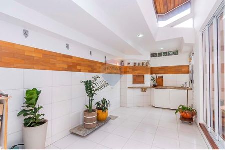 14_photo/94dce6b1e1.01061cb6ad72014f-ATLAS-e2d08aaa-9af8-4214-bd30-c2b665e13514.jpg de casa à venda com 3 quartos, 282m² em Bom Retiro, Curitiba