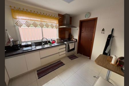 7_photo/94dce6b207.0dba02f6e03a3679-ATLAS-ce27d2e8-8a79-4d11-b619-6b7c73a812e7.jpg de casa de condomínio à venda com 4 quartos, 219m² em Bom Retiro, Curitiba