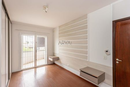 8_photo/94dce6b3b3.9e8826600a2f05bd-ATLAS-2412b349-c94a-4b9e-982b-9e048c9a4626.jpg de casa à venda com 4 quartos, 191m² em Bom Retiro, Curitiba