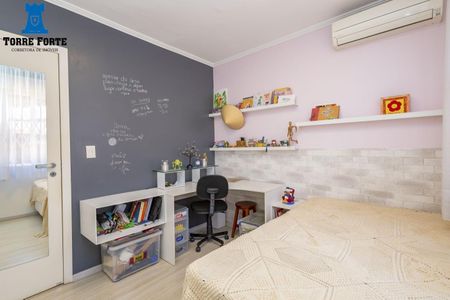 2_photo/94dce6bb21.503e90b2e545b068-ATLAS-beb2de88-c0f2-4f14-bc79-c3c437cfc594.jpg de casa à venda com 3 quartos, 194m² em São Lourenço, Curitiba