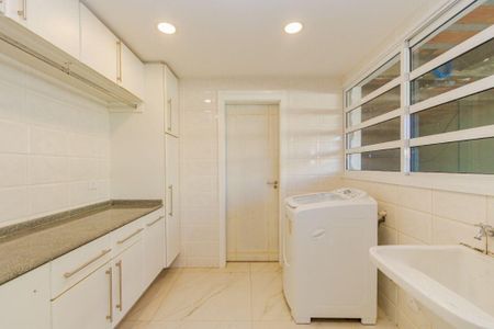 11_photo/94dce6bce1.6c5c93e045adfc60-ATLAS-fa55c8f5-5b29-4be8-961d-c69e63ae002c.jpg de casa à venda com 4 quartos, 498m² em São Lourenço, Curitiba