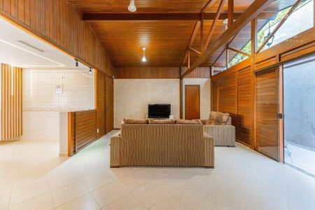 11_photo/94dce6d5cf.17a4969d13b5e058-ATLAS-6bc5c2c1-85f1-4f7c-b1d7-9933d1a3f537.jpg de casa à venda com 3 quartos, 335m² em Taboão, Curitiba