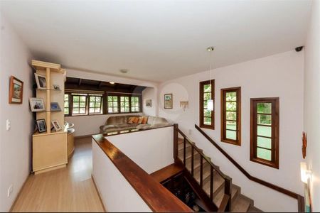 5_photo/94dce6e3b3.15f4a19d538e62fb-ATLAS-431c74ca-9d27-42e7-8c31-5caf2551da8e.jpg de casa à venda com 4 quartos, 269m² em Barreirinha, Curitiba