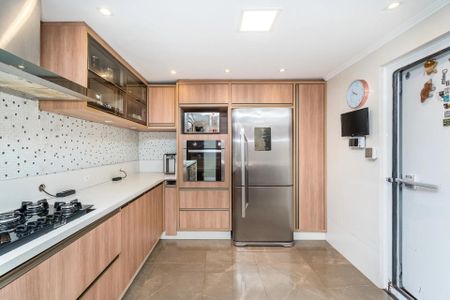 8_photo/94dce6e3cf.f468b0c7bf094498-ATLAS-b3a6dec5-1af7-4fd2-9fe2-8eea91550165.jpg de casa à venda com 4 quartos, 223m² em Barreirinha, Curitiba