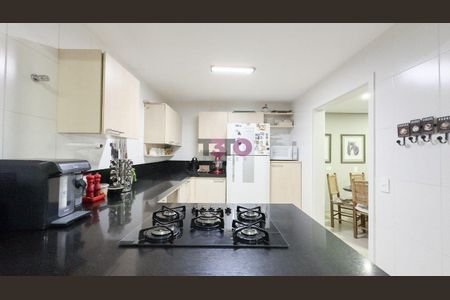 18_photo/94dce6f3b9.bd88f4c23bd4aa3d-ATLAS-d0f9b550-4656-428e-8553-96a7f241e2a3.jpg de casa à venda com 4 quartos, 198m² em Boa Vista, Curitiba