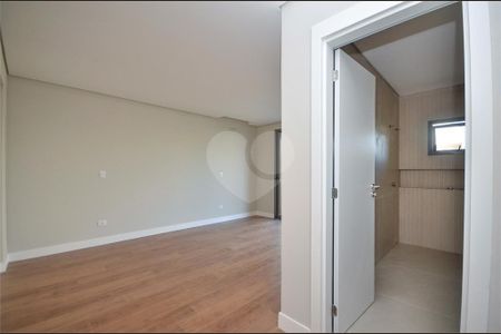 15_photo/94dce6f6a3.ac27657d5f4d7d4b-ATLAS-e824899d-93ba-484d-8bf5-e612023ea98b.jpg de casa à venda com 3 quartos, 298m² em Boa Vista, Curitiba