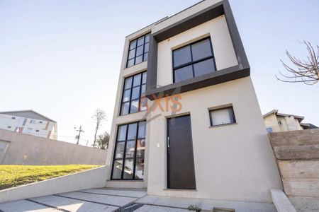 8_photo/94dce7b2f5.35cb2562ae28c182-ATLAS-dd48042b-2ebc-46c1-b8dd-ec9b8ecf5c1f.jpg de casa à venda com 4 quartos, 129m² em Santa Cândida, Curitiba