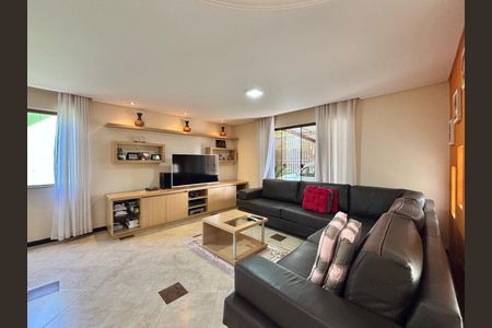 7_photo/94dcefef1d.6c6579b50c0143d1-ATLAS-2a18b5f0-bc1b-4511-b7fb-8757497f476f.jpg de casa à venda com 4 quartos, 410m² em Weissópolis, Pinhais