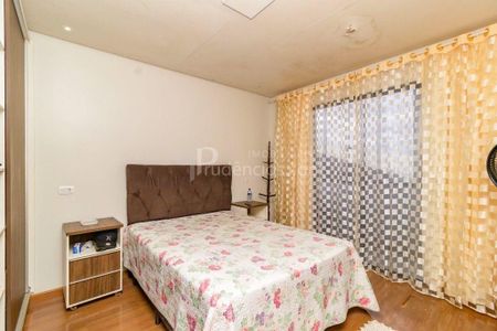 4_photo/94dcf00a25.f4a5c666155909d5-ATLAS-0bb7ab18-7f12-4bf9-a79f-0a1e84b1e454.jpg de casa à venda com 5 quartos, 188m² em Uberaba, Curitiba