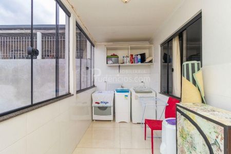 7_photo/94dcf00a25.f4a5c666155909d5-ATLAS-159e1c38-d3ef-4887-bf2e-7063a3af90d2.jpg de casa à venda com 5 quartos, 188m² em Uberaba, Curitiba