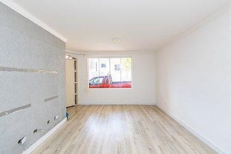 13_photo/94dcf07545.9034fee1f2a82cec-ATLAS-5d3cae25-c004-4432-ab10-9eedc0633ae8.jpg de casa à venda com 4 quartos, 160m² em Uberaba, Curitiba