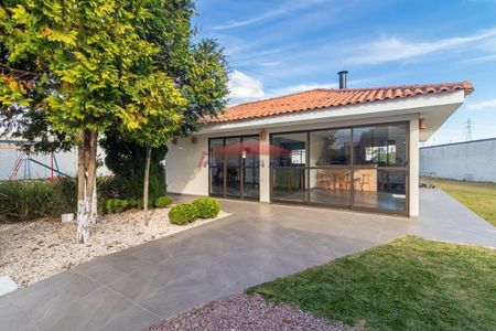 48_photo/94dcfa9b0d.3d07f6ac8c867d31-ATLAS-bdb24e61-bfde-4933-8f19-b2a8dad3c1e1.jpg de casa à venda com 4 quartos, 180m² em Uberaba, Curitiba