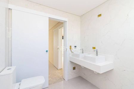 31_photo/94dcfa9b75.ab41e4e09fc2bc48-ATLAS-17226c40-2c19-4314-a1f0-585ece711636.jpg de casa à venda com 4 quartos, 180m² em Uberaba, Curitiba