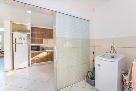 5_photo/94dcfaa1a5.dc8bbd111761e841-ATLAS-18b534ec-dccf-4b67-a26e-e5b856f101a6.jpg de casa à venda com 2 quartos, 80m² em Uberaba, Curitiba