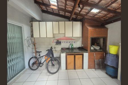 18_photo/94dcfaafe9.b2cacca0249526b4-ATLAS-efd7843a-f1dd-47a5-838e-31da550174fa.jpg de casa à venda com 3 quartos, 120m² em Uberaba, Curitiba