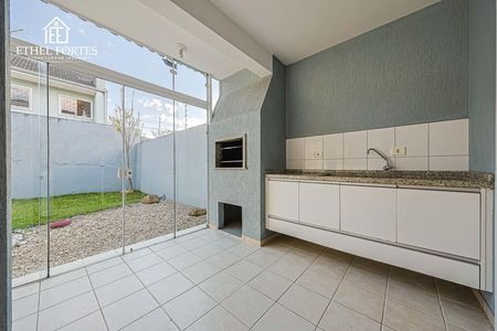 10_photo/94dcfab017.24a317c22631bef5-ATLAS-4a3e66bb-f304-45be-b205-0d7e5fb080d2.jpg de casa à venda com 3 quartos, 195m² em Uberaba, Curitiba