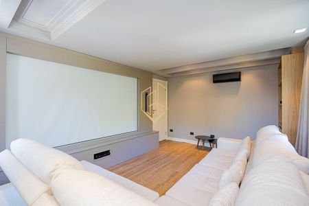 3_photo/94dcfab64f.babca6c7f82b9010-ATLAS-0cea7e58-6d41-46f0-9ce1-7d9577fff019.jpg de casa de condomínio à venda com 3 quartos, 386m² em Uberaba, Curitiba