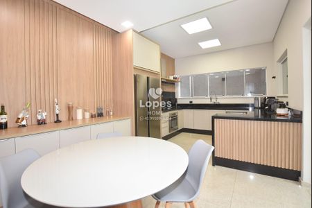 6_photo/94dcfab64f.babca6c7f82b9010-ATLAS-1a1ed1d5-e701-4153-b044-40ea6ff8d939.jpg de casa de condomínio à venda com 4 quartos, 368m² em Uberaba, Curitiba