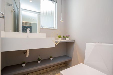 8_photo/94dcfab64f.babca6c7f82b9010-ATLAS-2abbc2b7-1351-4bab-bd90-d4635b465045.jpg de casa de condomínio à venda com 3 quartos, 386m² em Uberaba, Curitiba