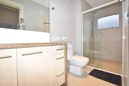 11_photo/94dcfab64f.babca6c7f82b9010-ATLAS-3d8d3132-05ae-44f7-86e6-9b17e151756a.jpg de casa de condomínio à venda com 4 quartos, 368m² em Uberaba, Curitiba