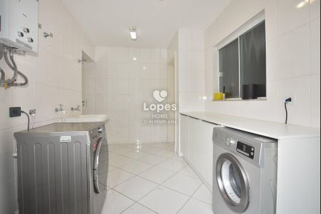 27_photo/94dcfab64f.babca6c7f82b9010-ATLAS-fed7cfea-cc85-459b-b8eb-374309f3f8a6.jpg de casa de condomínio à venda com 4 quartos, 368m² em Uberaba, Curitiba