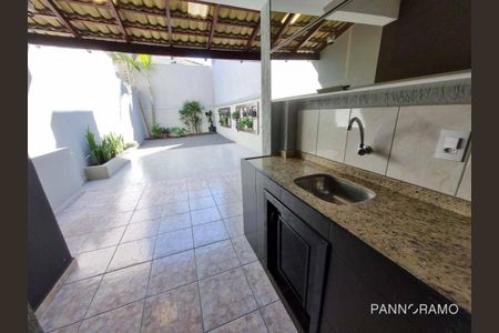 5_photo/94dcfab6fb.e55d5649294f0132-ATLAS-26f09655-5694-4dc0-b0bd-1fa57cc786d2.jpg de casa à venda com 3 quartos, 155m² em Uberaba, Curitiba