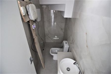 5_photo/94dcfac7a9.e6f02a1e96aef2b1-ATLAS-ca36474e-8ef6-4dd1-aaad-18fad8a33481.jpg de casa à venda com 3 quartos, 151m² em Uberaba, Curitiba