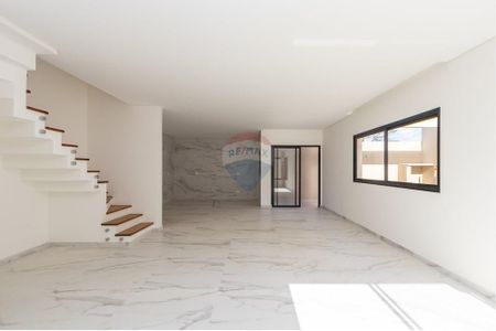 9_photo/94dcfac94d.96ab9a77f00113ea-ATLAS-138335bb-7cda-4e9c-a164-549a2c8cc5cf.jpg de casa à venda com 3 quartos, 145m² em Uberaba, Curitiba