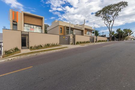 3_photo/94dcfaceb3.ce766310ac70d149-ATLAS-b3f0487e-72c7-49a8-ae00-27e03ca3d7fb.jpg de casa à venda com 3 quartos, 145m² em Uberaba, Curitiba