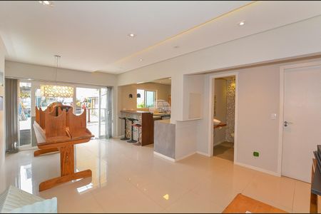 2_photo/94dcfacecf.638b34ff0fe22444-ATLAS-252fa7c9-8768-45b7-8775-c687f64c29f1.jpg de casa à venda com 5 quartos, 290m² em Uberaba, Curitiba