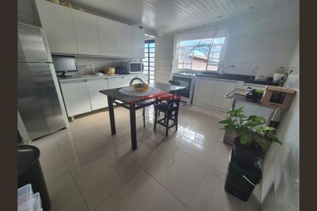 10_photo/94dcfacf8f.adb140a9451bad8e-ATLAS-2dc5b2d5-7cdb-434f-ba6c-e22b452a472a.jpg de casa à venda com 2 quartos, 210m² em Uberaba, Curitiba