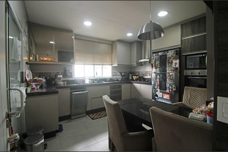 8_photo/94dcfad3b5.f3799f84f263c902-ATLAS-20a41491-868e-4386-a8bd-61874e56490e.jpg de casa para alugar com 3 quartos, 296m² em Uberaba, Curitiba