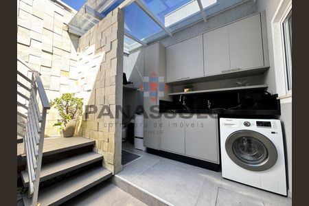 25_photo/94dcfb0879.e6f02a1e96aef2b1-ATLAS-c0120f80-0363-4164-82d0-4e7fa57698bb.jpg de casa à venda com 3 quartos, 180m² em Alto Boqueirão, Curitiba