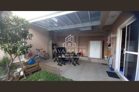 4_photo/94dcfb13e5.a64aef6598c47c00-ATLAS-5a27380f-bdf3-4aac-a6eb-7f1a9be1a8b4.jpg de casa de condomínio à venda com 3 quartos, 220m² em Xaxim, Curitiba