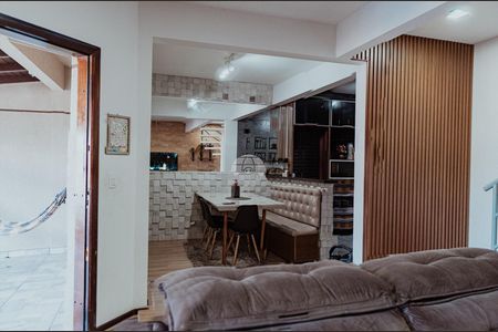 10_photo/94dcfb157d.ee31d1fd9df23408-ATLAS-6a2c9e89-7878-45a1-ada5-d0e074b3973b.jpg de casa à venda com 3 quartos, 110m² em Xaxim, Curitiba