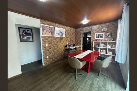 8_photo/94dcfb1585.ccfee957a0edc138-ATLAS-9787c3e8-0b6f-4c9b-9dae-7a1a84b2b243.jpg de casa à venda com 5 quartos, 192m² em Xaxim, Curitiba