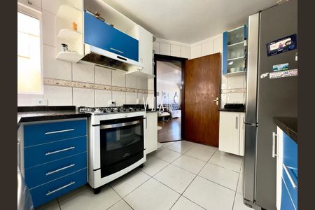 5_photo/94dcfb2d25.09000a4fa51e2841-ATLAS-ebca25e1-89f0-4a89-8160-1fd99ceb8c5e.jpg de casa à venda com 0 quarto, 174m² em Hauer, Curitiba