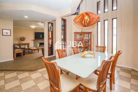 8_photo/94dcfb38bd.e1d2c46bde3eb79c-ATLAS-39fdb118-3a81-40b5-ab97-44097bb4e445.jpg de casa à venda com 4 quartos, 251m² em Xaxim, Curitiba