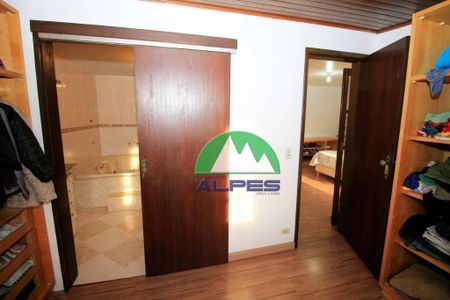 1_photo/94dcfb392b.bdf1def5ceb5107f-ATLAS-4d6d5182-2458-4aee-8341-bca7906d45fb.jpg de casa à venda com 5 quartos, 358m² em Xaxim, Curitiba