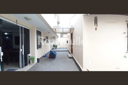 2_photo/94dcfb5457.eb7ee1c62e8591fd-ATLAS-96eb5ce6-2249-4ce2-aa8f-c141f699ae92.jpg de casa à venda com 6 quartos, 300m² em Capão Raso, Curitiba