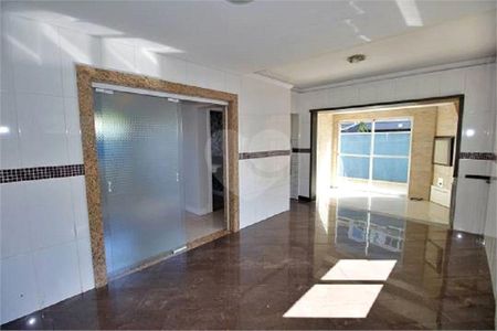 8_photo/94dcfb603b.2b7ed266e2b18a42-ATLAS-b9570bab-178a-4f2c-8376-94b70ae006d5.jpg de casa de condomínio à venda com 3 quartos, 250m² em Pinheirinho, Curitiba