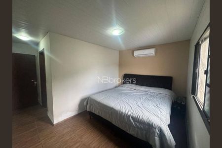 4_photo/94dcfb7771.4f01e810a805cb87-ATLAS-80292a85-95d4-4b26-83aa-a2cf82c23b93.jpg de casa à venda com 4 quartos, 180m² em Pinheirinho, Curitiba