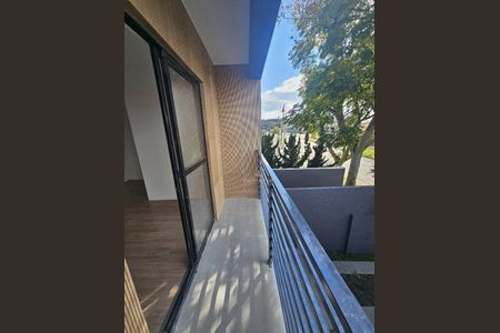 10_photo/94dcfc7e1d.f9c61e32d5313a39-ATLAS-bc544176-b614-461c-9ea6-c5840dee5ff2.jpg de casa à venda com 3 quartos, 110m² em Pinheirinho, Curitiba