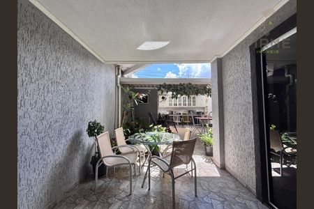 4_photo/94dcfc9e43.98b2df3b8d936f6f-ATLAS-9cbc69a1-dec1-472e-92f9-0c35fe6fa463.jpg de casa à venda com 3 quartos, 140m² em Pinheirinho, Curitiba