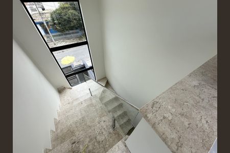 6_photo/94dcfcaa0f.ff8bc8ff8f299a91-ATLAS-2892f34e-5e93-4908-afc9-52bd6fc7b940.jpg de casa à venda com 3 quartos, 191m² em Capão Raso, Curitiba