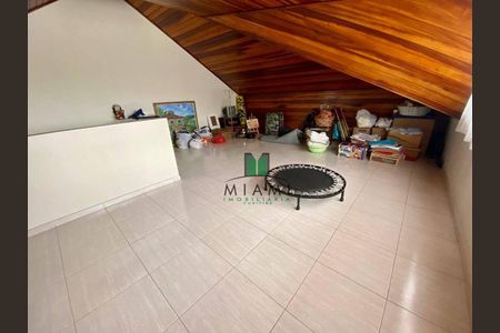 2_photo/94dcfcaa31.86fa7c56df5ec564-ATLAS-0a718e03-27c1-4608-8ac2-fb3666cceaae.jpg de casa à venda com 3 quartos, 180m² em Capão Raso, Curitiba