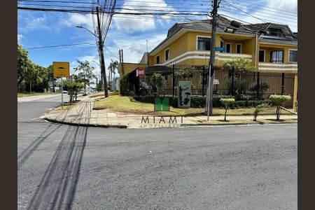 2_photo/94dcfcaa31.86fa7c56df5ec564-ATLAS-980391bf-dea2-4876-848c-aae5a2556a3a.jpg de casa à venda com 3 quartos, 180m² em Capão Raso, Curitiba