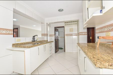 45_photo/94dcfcaa6b.e6c5309fd1607d84-ATLAS-8fdbe868-3e26-468a-b214-d8d123ea6ddc.jpg de casa à venda com 4 quartos, 270m² em Capão Raso, Curitiba