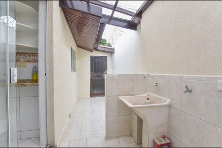 46_photo/94dcfcaa6b.e6c5309fd1607d84-ATLAS-9712697e-d55e-4994-8ce1-1e276357ee6e.jpg de casa à venda com 4 quartos, 270m² em Capão Raso, Curitiba